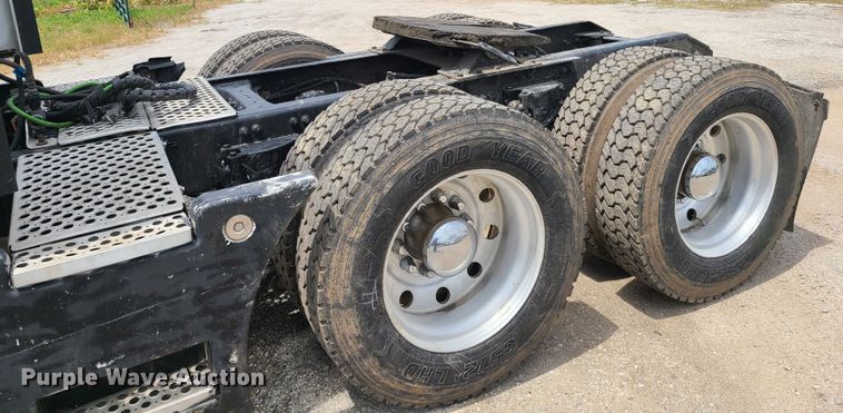 image for item GT9083 2004 Kenworth T600  semi truck