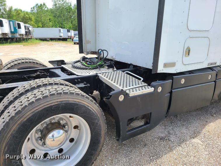 image for item GT9083 2004 Kenworth T600  semi truck