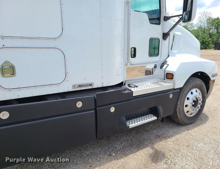 image for item GT9083 2004 Kenworth T600  semi truck