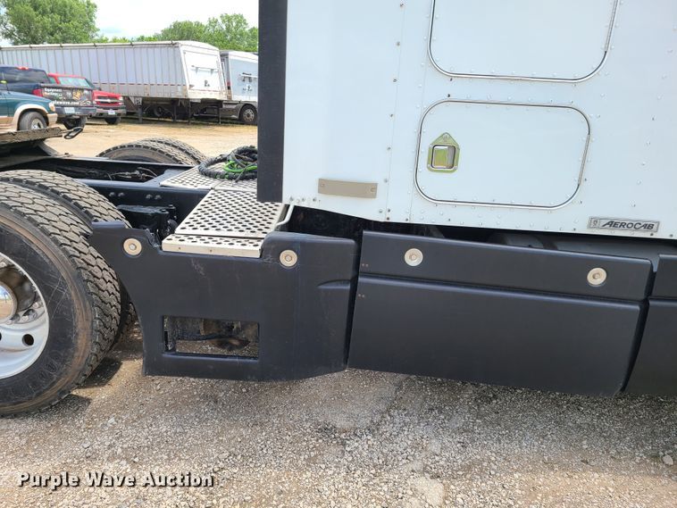 image for item GT9083 2004 Kenworth T600  semi truck