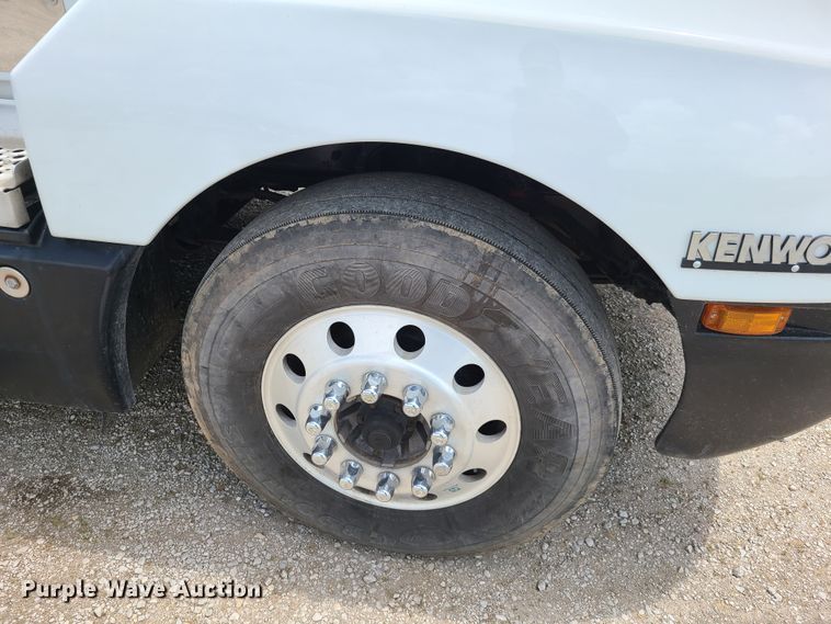 image for item GT9083 2004 Kenworth T600  semi truck