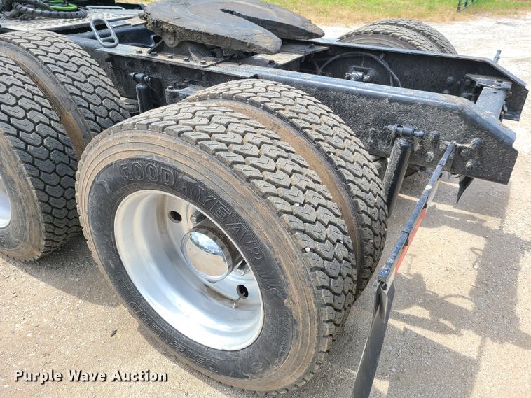 image for item GT9083 2004 Kenworth T600  semi truck