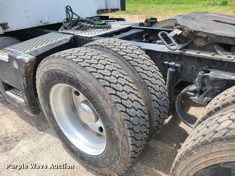 image for item GT9083 2004 Kenworth T600  semi truck