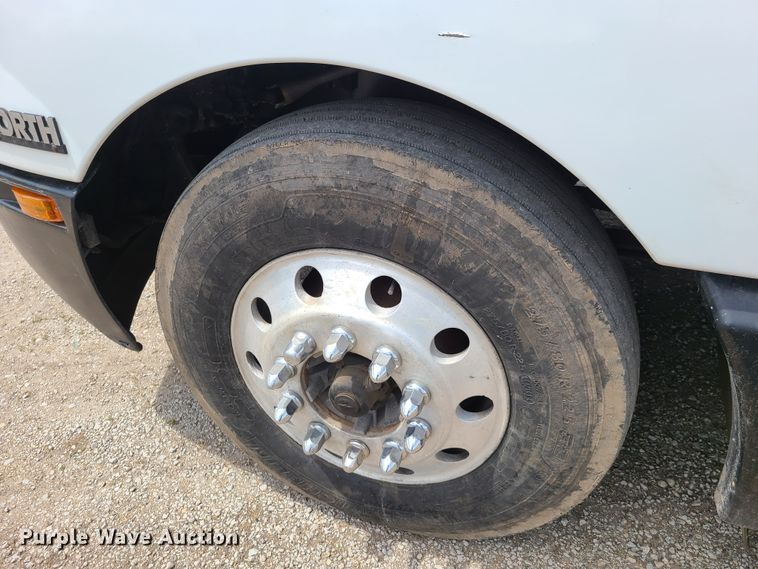 image for item GT9083 2004 Kenworth T600  semi truck