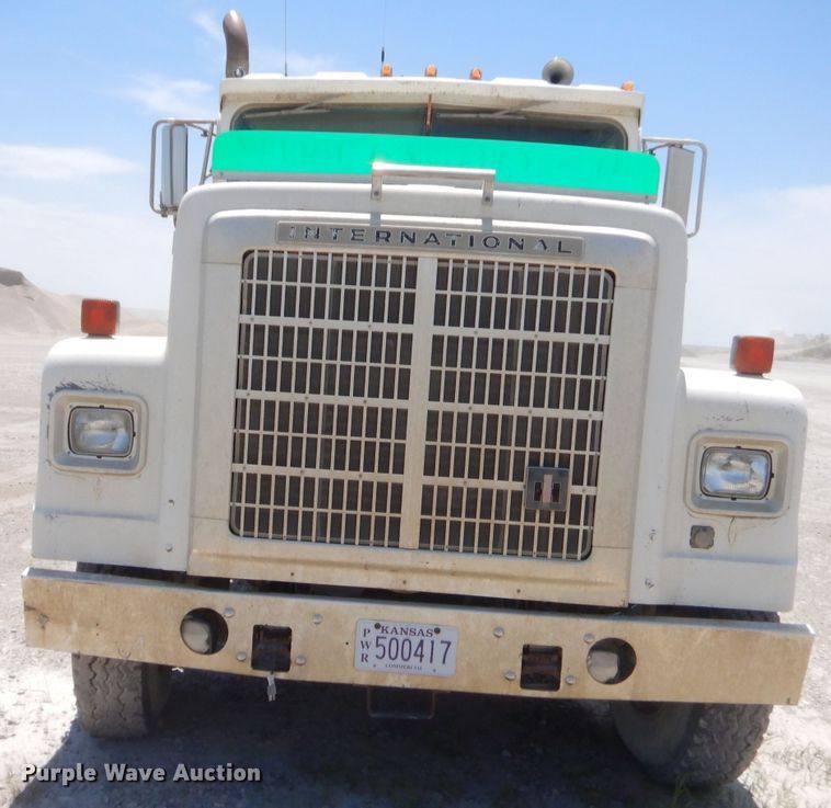 image for item GT9236 1984 International Transfer 4300  semi truck