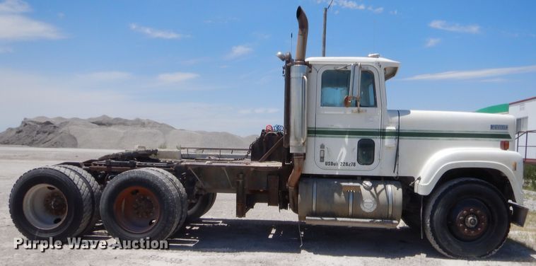image for item GT9236 1984 International Transfer 4300  semi truck