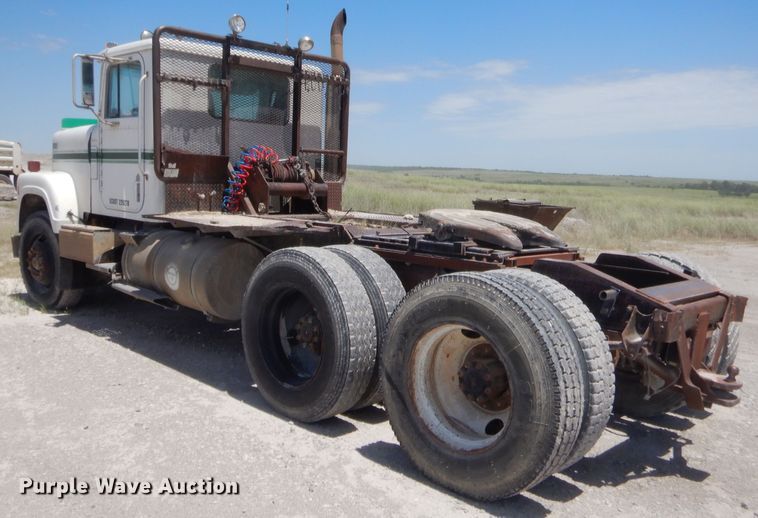 image for item GT9236 1984 International Transfer 4300  semi truck