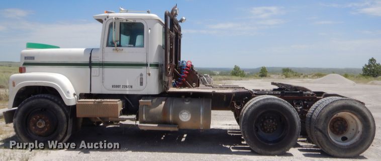 image for item GT9236 1984 International Transfer 4300  semi truck