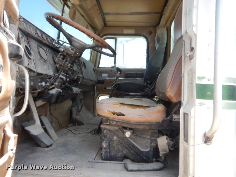 image for item GT9236 1984 International Transfer 4300  semi truck