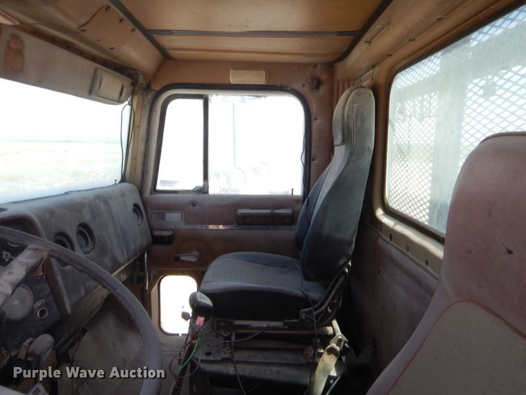 image for item GT9236 1984 International Transfer 4300  semi truck