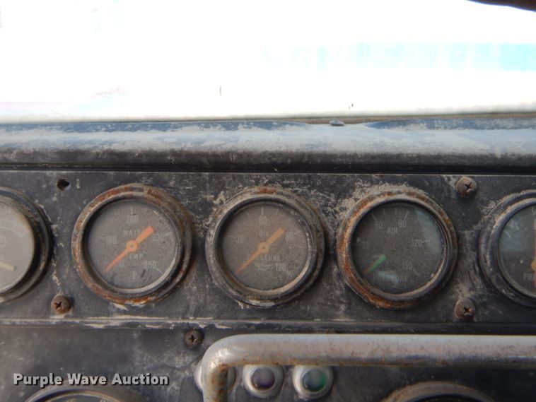 image for item GT9236 1984 International Transfer 4300  semi truck