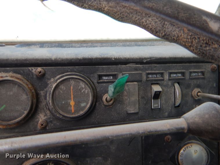 image for item GT9236 1984 International Transfer 4300  semi truck