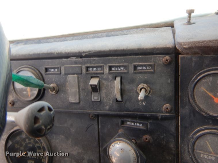 image for item GT9236 1984 International Transfer 4300  semi truck