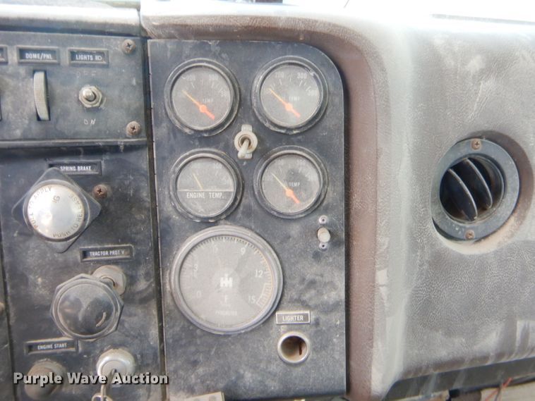 image for item GT9236 1984 International Transfer 4300  semi truck