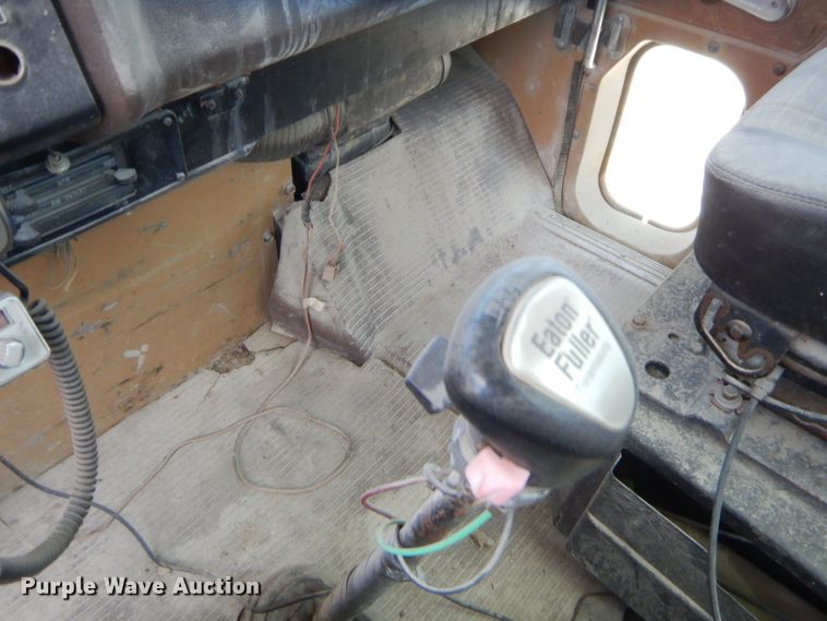 image for item GT9236 1984 International Transfer 4300  semi truck