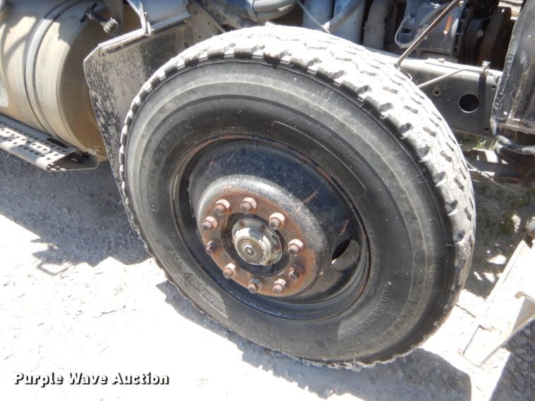 image for item GT9236 1984 International Transfer 4300  semi truck