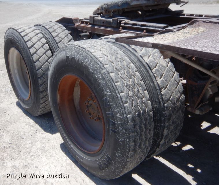 image for item GT9236 1984 International Transfer 4300  semi truck