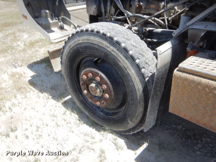 image for item GT9236 1984 International Transfer 4300  semi truck