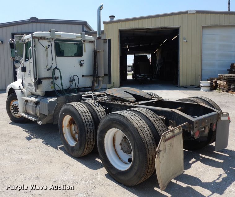 image for item HA9250 2005 International 9200i  semi truck