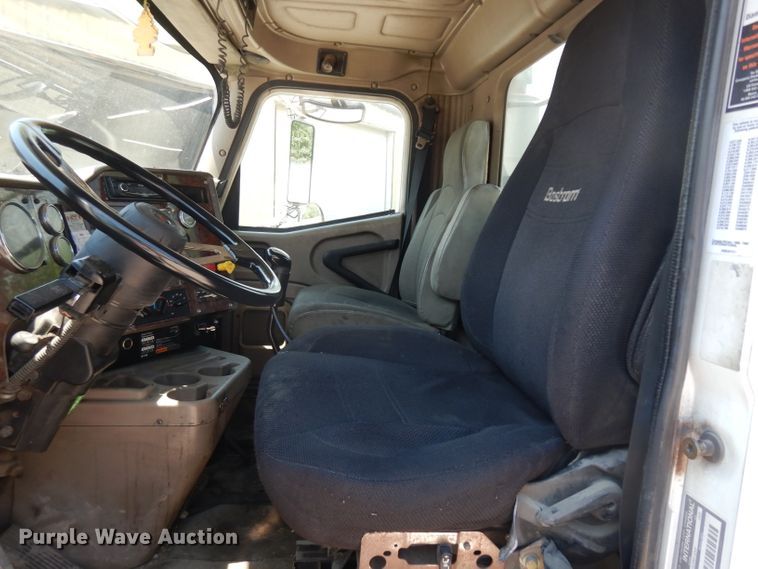image for item HA9250 2005 International 9200i  semi truck