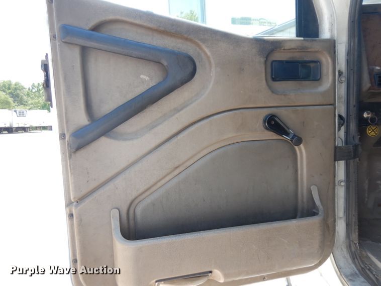 image for item HA9250 2005 International 9200i  semi truck
