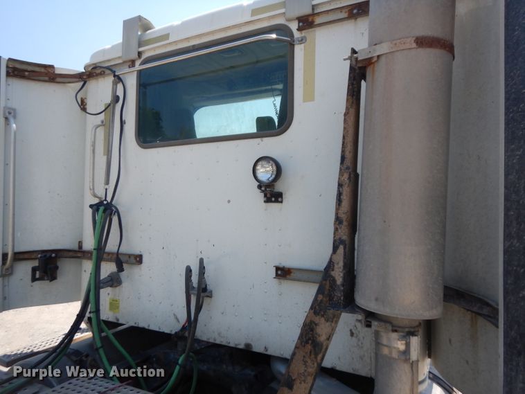 image for item HA9250 2005 International 9200i  semi truck