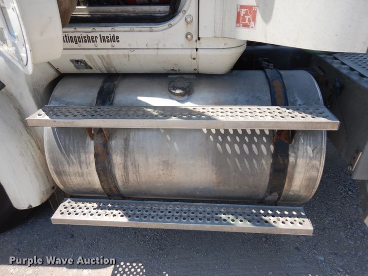 image for item HA9250 2005 International 9200i  semi truck