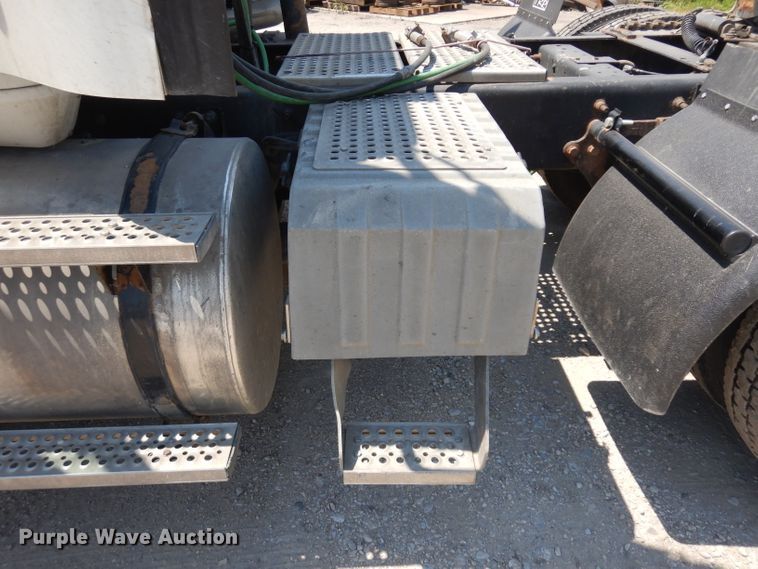 image for item HA9250 2005 International 9200i  semi truck