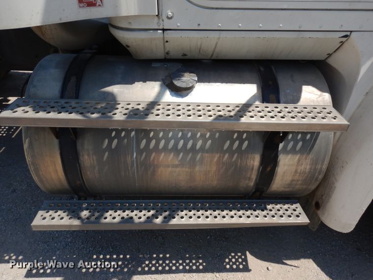 image for item HA9250 2005 International 9200i  semi truck