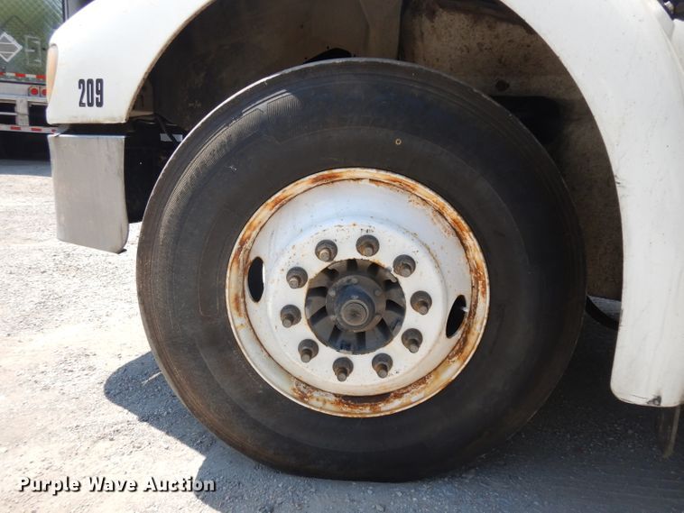 image for item HA9250 2005 International 9200i  semi truck