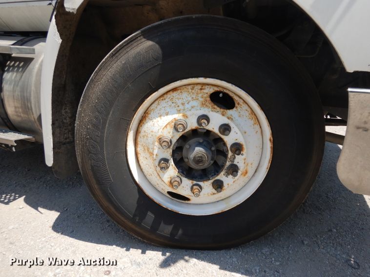 image for item HA9250 2005 International 9200i  semi truck