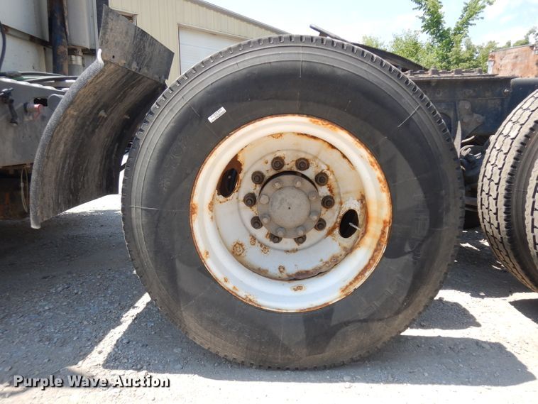 image for item HA9250 2005 International 9200i  semi truck