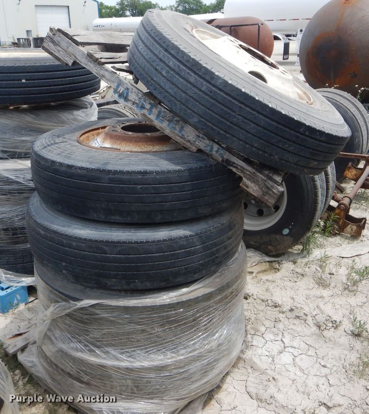 image for item HM9588 (5) 11R24.5 tires