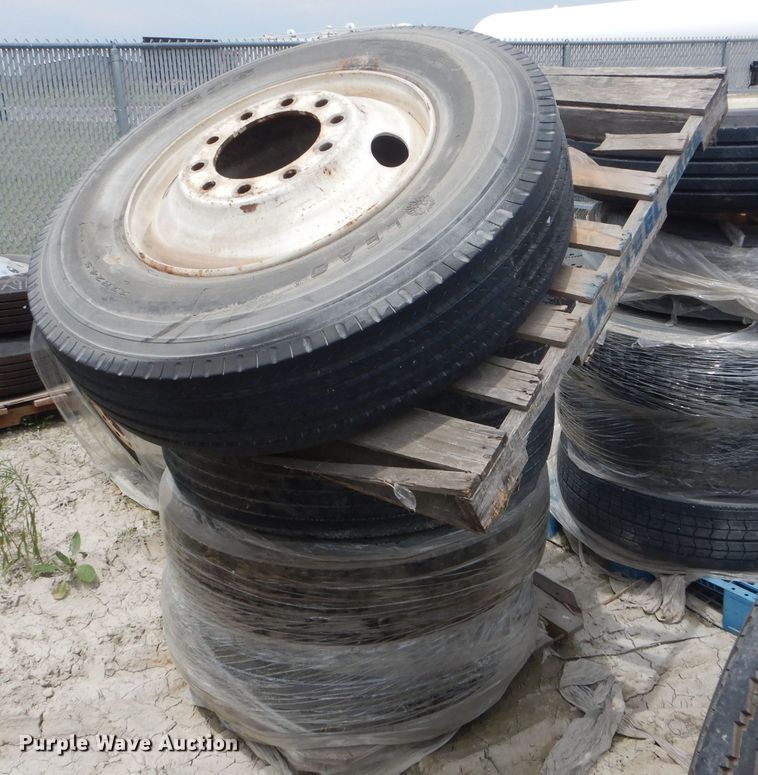 image for item HM9588 (5) 11R24.5 tires