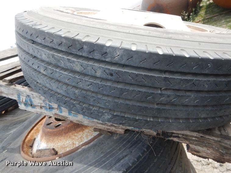 image for item HM9588 (5) 11R24.5 tires