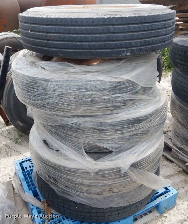 image for item HM9589 (5) 11R24.5 tires