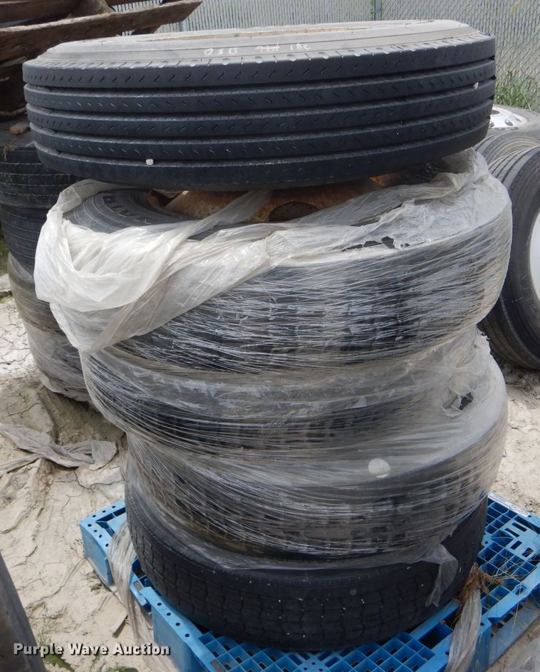 image for item HM9589 (5) 11R24.5 tires