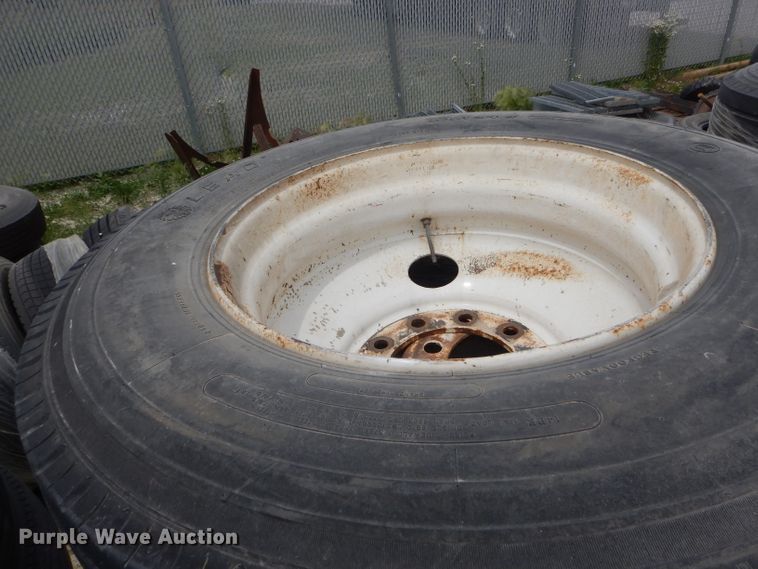 image for item HM9589 (5) 11R24.5 tires