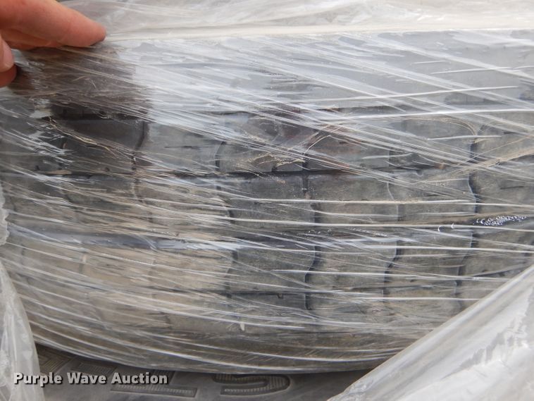 image for item HM9589 (5) 11R24.5 tires