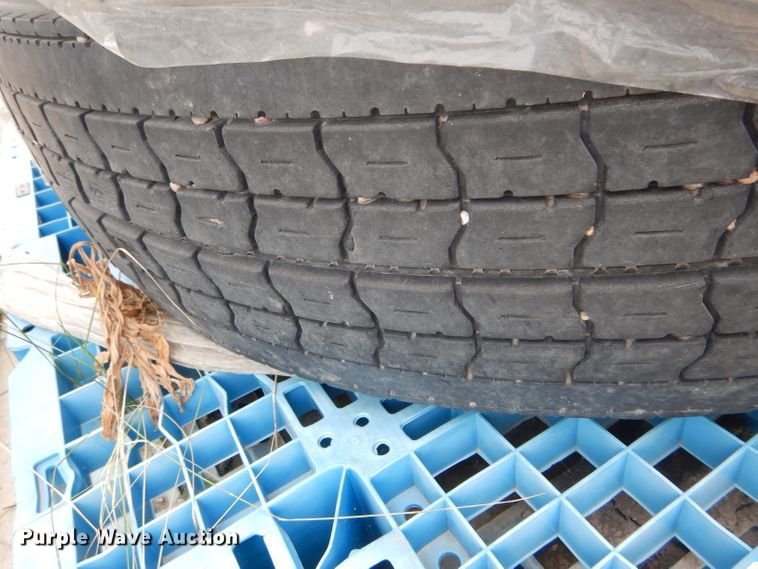 image for item HM9589 (5) 11R24.5 tires