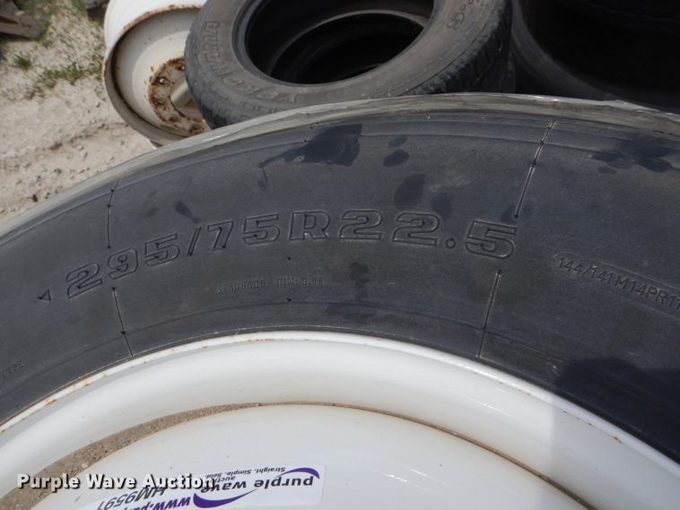 image for item HM9591 (4) 295/75R22.5 tires