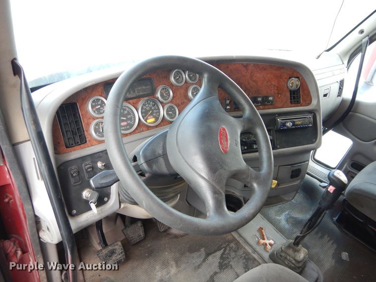 image for item HS9651 2006 Peterbilt 387  semi tractor