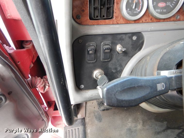 image for item HS9651 2006 Peterbilt 387  semi tractor