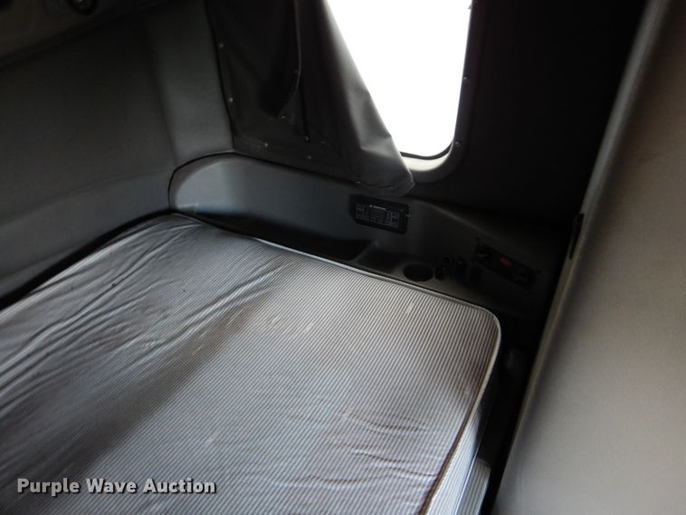 image for item HS9651 2006 Peterbilt 387  semi tractor