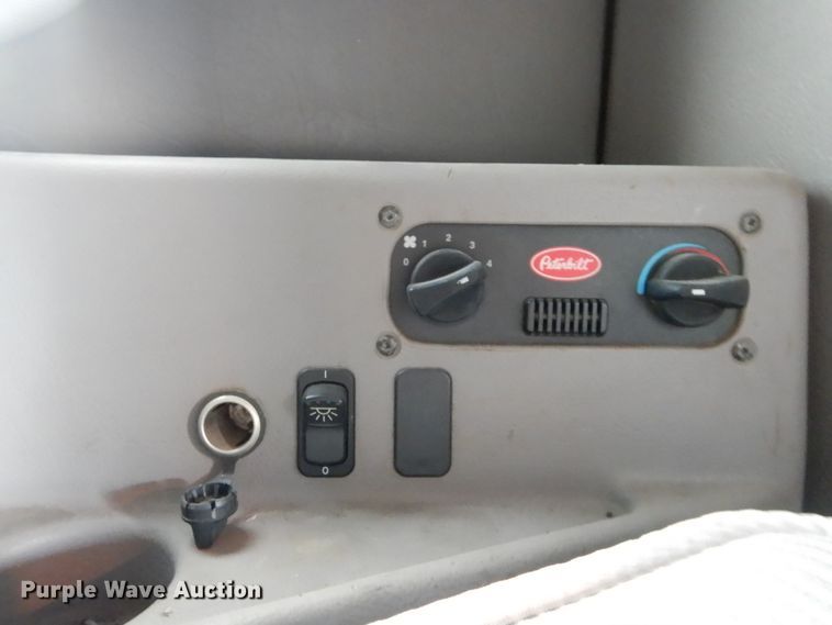 image for item HS9651 2006 Peterbilt 387  semi tractor