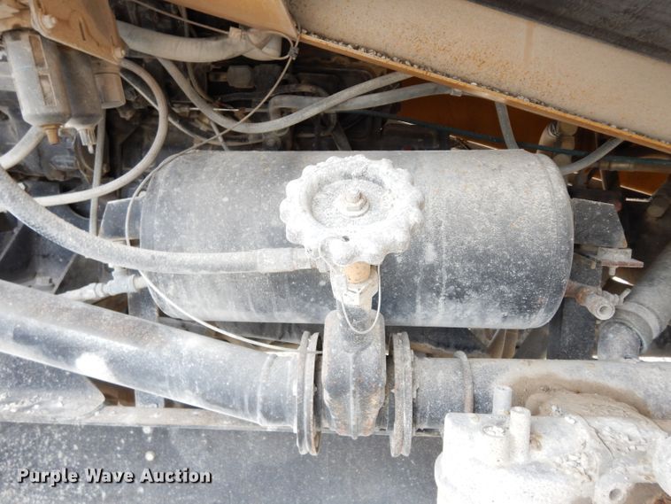 image for item DF4087 2001 Etnyre FWD  chip spreader