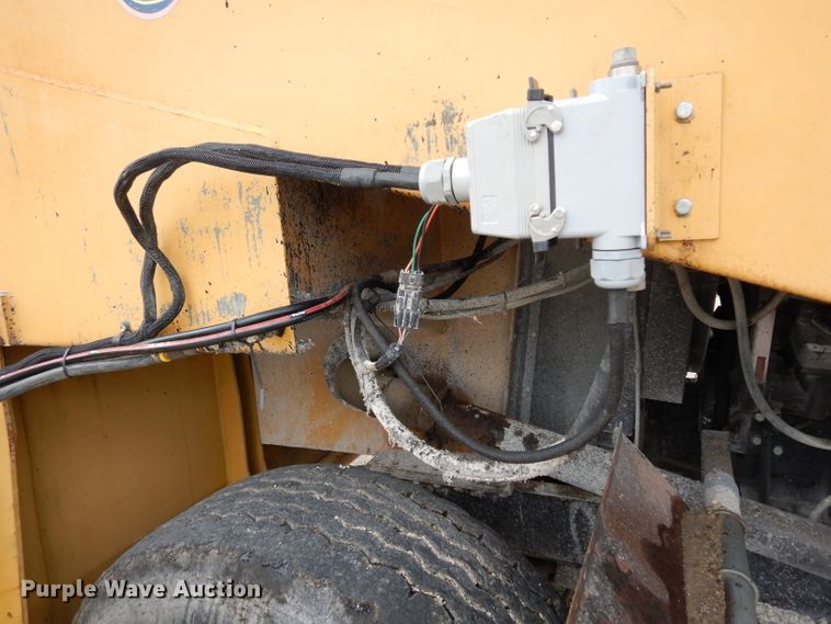 image for item DF4087 2001 Etnyre FWD  chip spreader