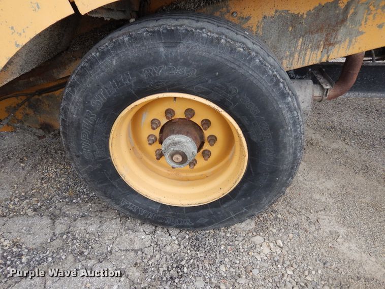 image for item DF4087 2001 Etnyre FWD  chip spreader