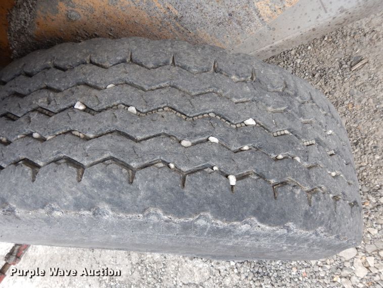 image for item DF4087 2001 Etnyre FWD  chip spreader