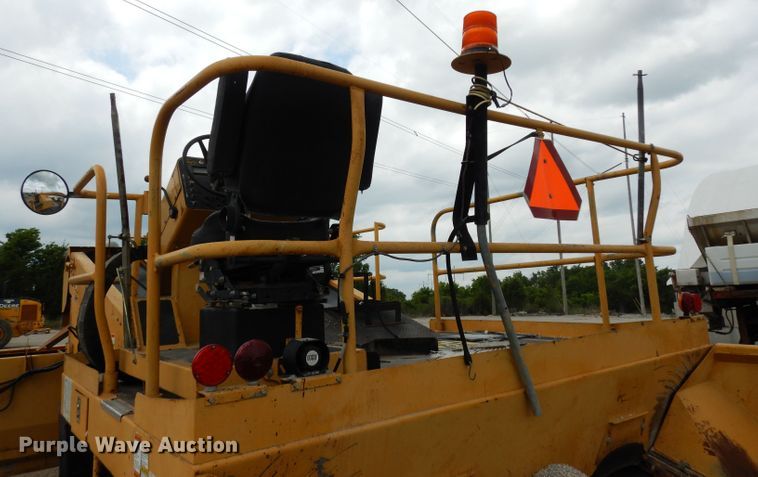 image for item DF4087 2001 Etnyre FWD  chip spreader